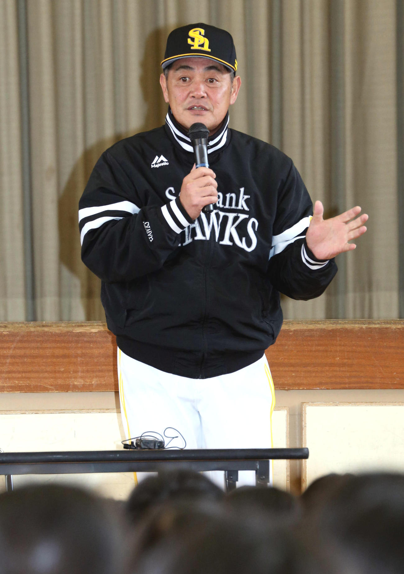 子どもたちの前で話すソフトバンク工藤監督（撮影・栗木一考）