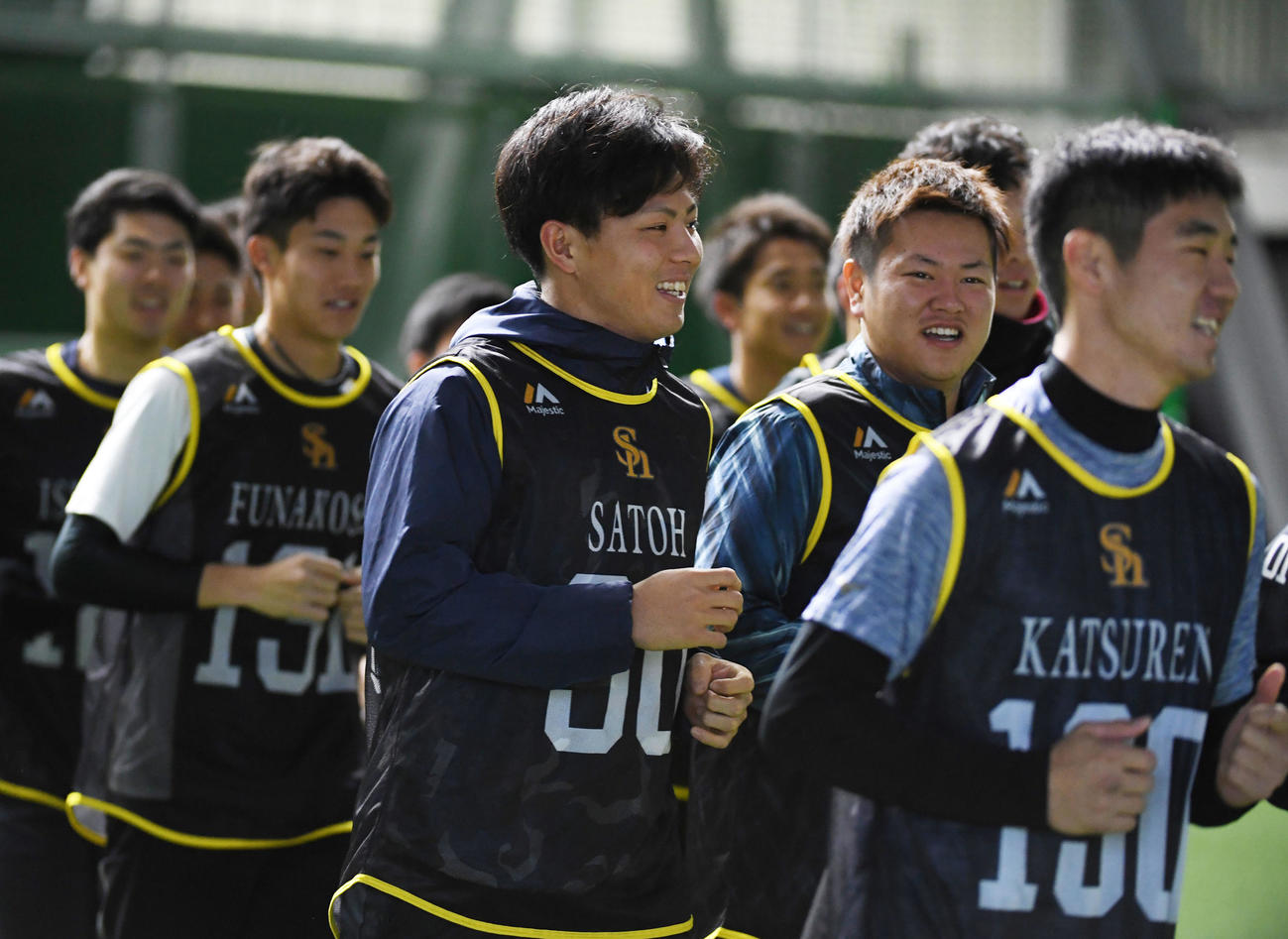 ソフトバンク情報　新人合同自主トレ最終日、笑顔でランニングする1位の佐藤直樹ら新人選手（撮影・今浪浩三）
