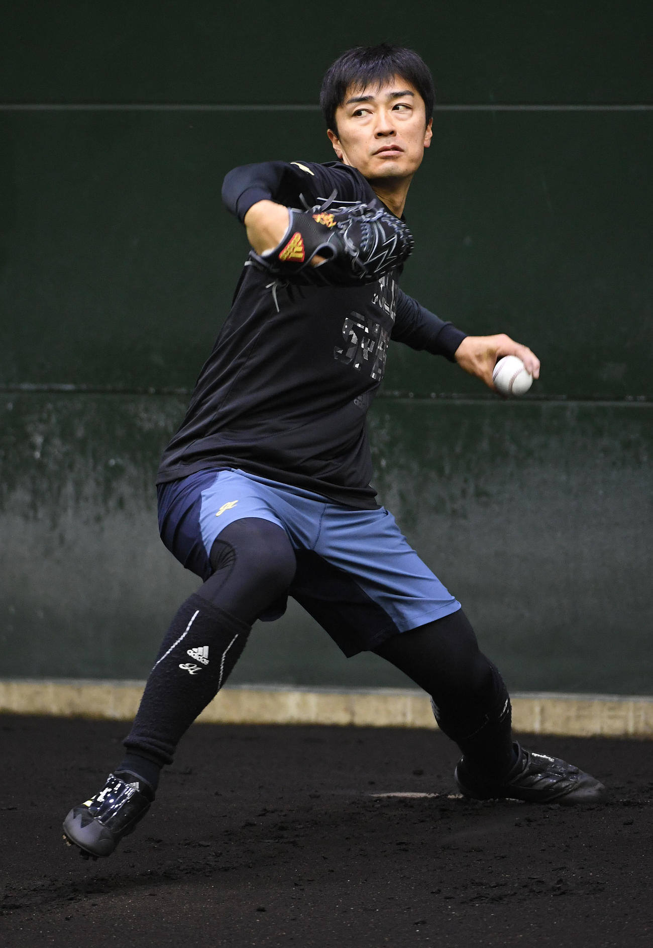 春季キャンプに向けブルペンで投げ込む和田毅（撮影・今浪浩三）