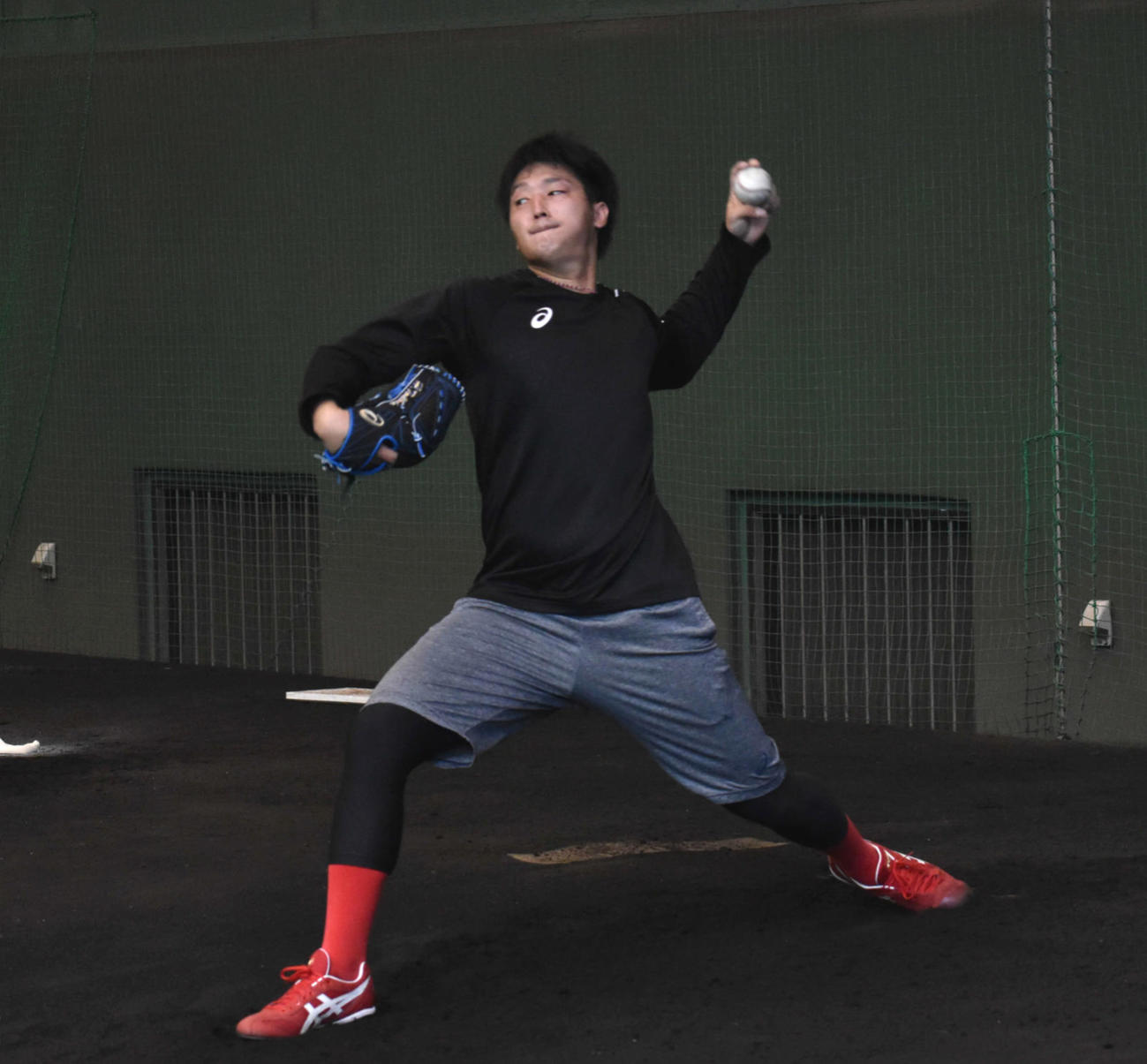 ブルペンで投球練習を行う床田（撮影・古財稜明）