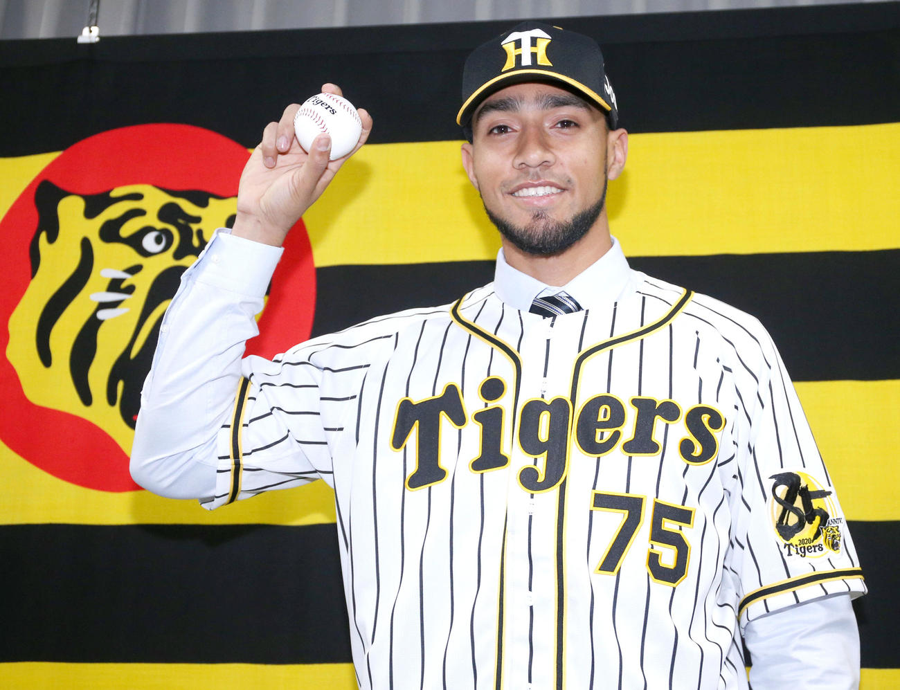 入団会見を終えボールを手にポーズを決めるスアレス（撮影・上山淳一）