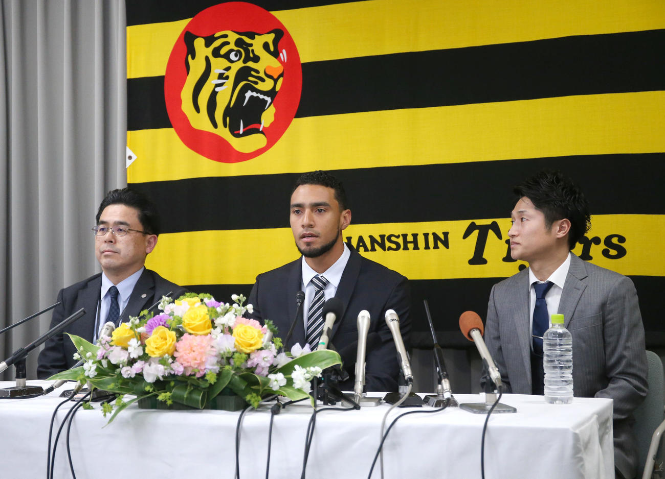 阪神入団会見で話すスアレス（中央）（撮影・上山淳一）