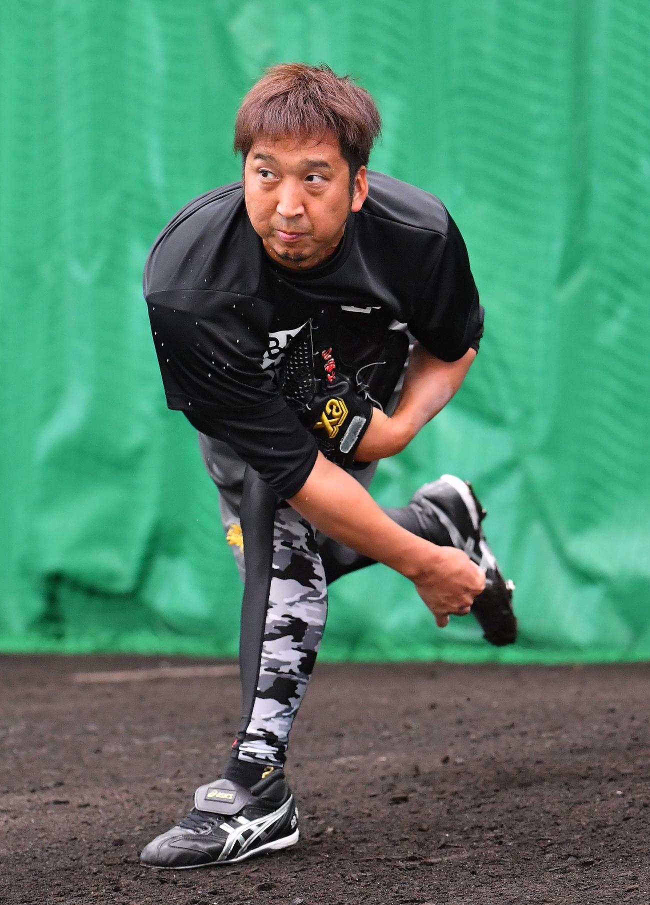 ブルペンで投球練習をする藤川（撮影・上田博志）
