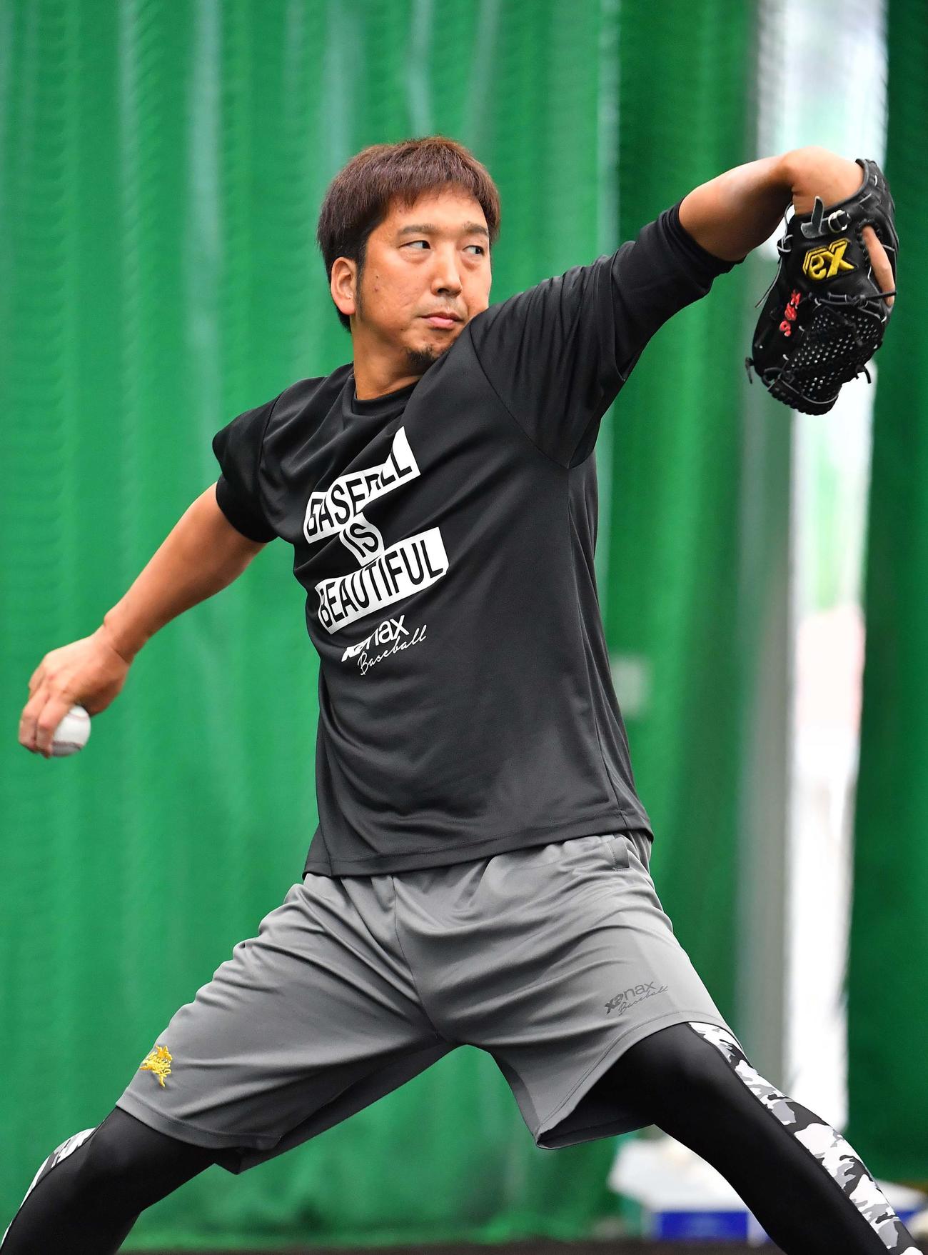 ブルペンで投球練習をする藤川（撮影・上田博志）