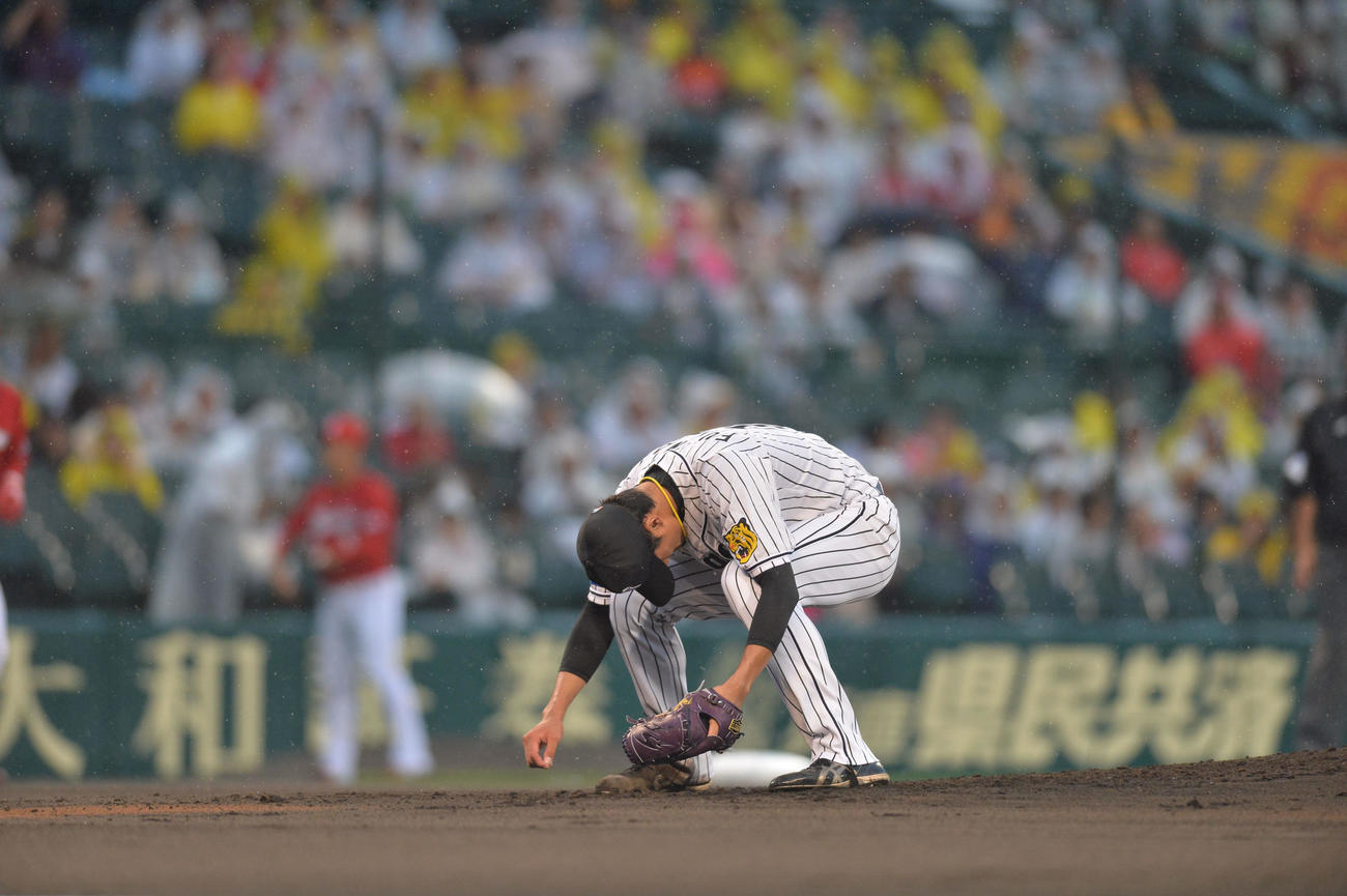 16年7月、ボールの判定にマウンドでがっくりの藤浪晋太郎（撮影・河南真一）