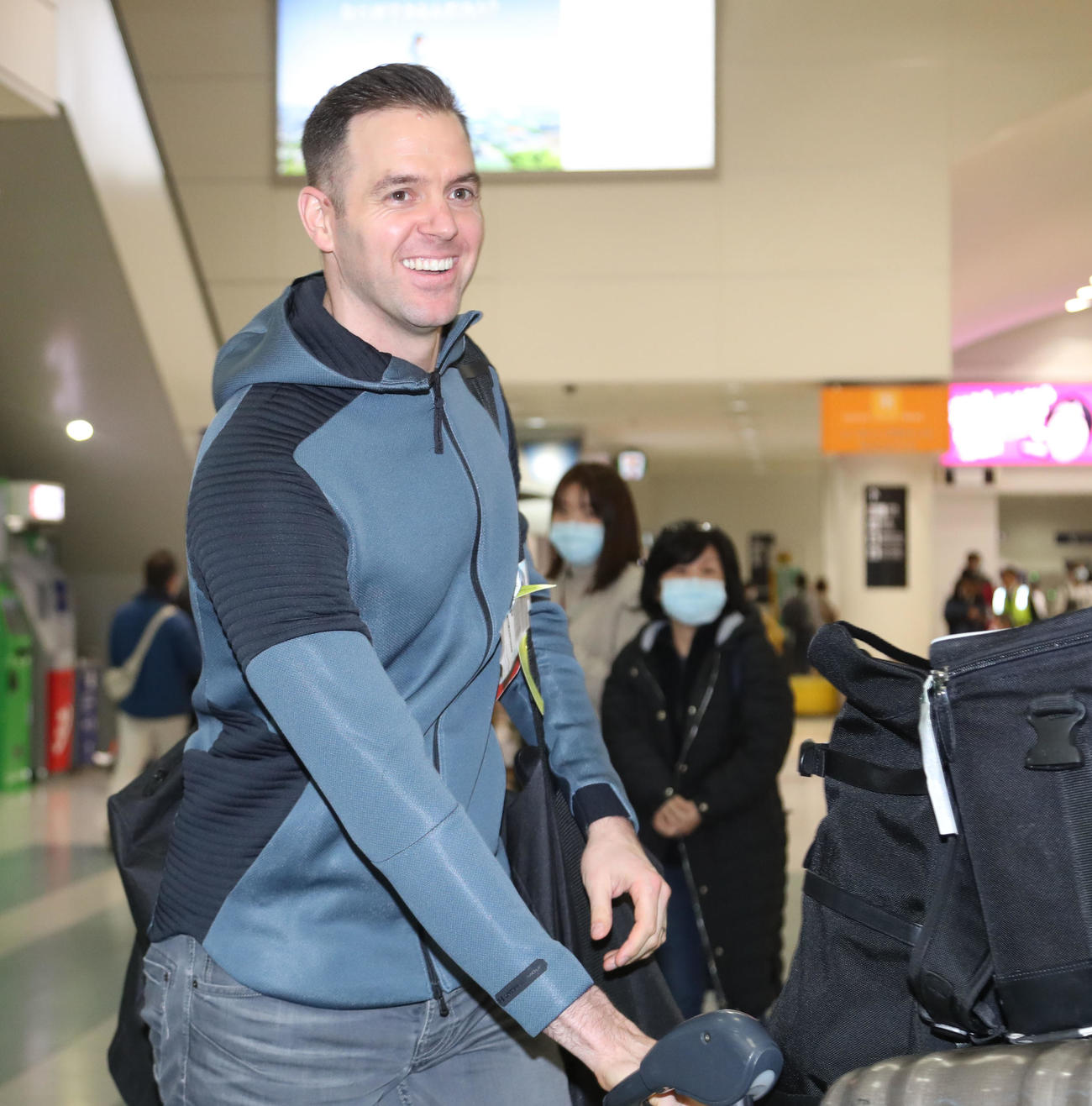 春季キャンプのため空路で福岡に到着したバンデンハーク（撮影・梅根麻紀）