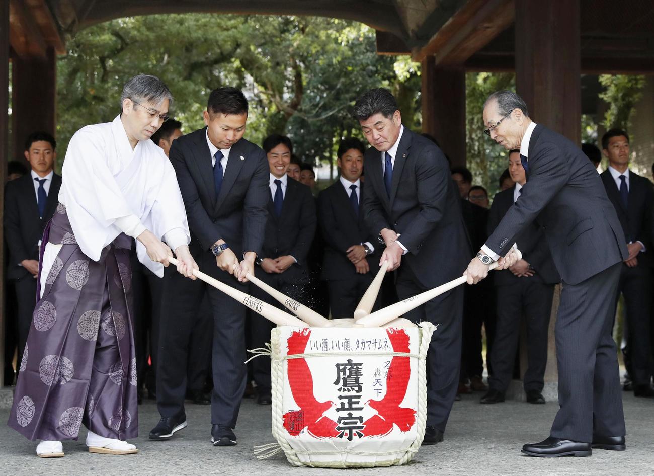 必勝祈願で筥崎宮を訪れ、鏡開きをするソフトバンクの（右から）王球団会長、工藤監督、中村晃選手会長（共同）