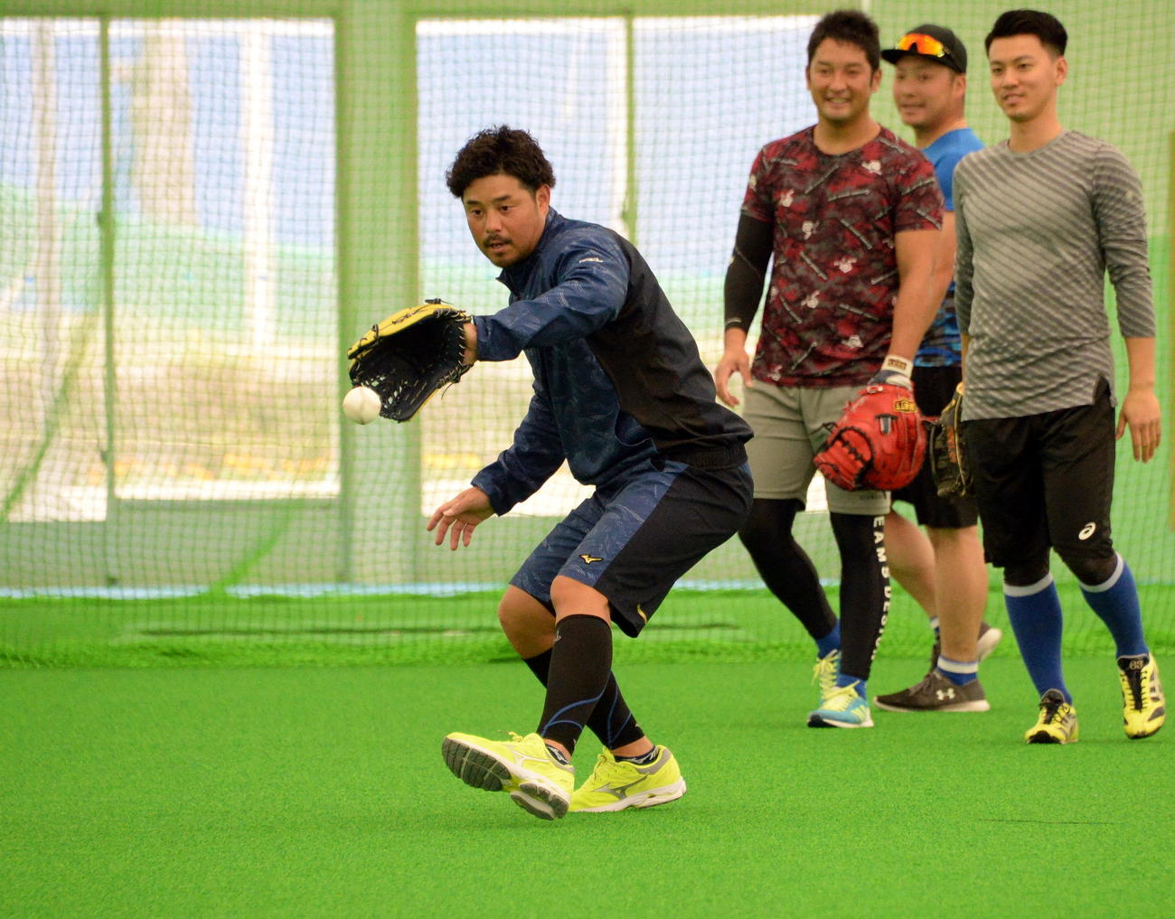 自主練習を公開したDeNA宮崎はノックで軽快な動きを披露する。後方は右から関根、武藤、嶺井（撮影・鈴木正章）