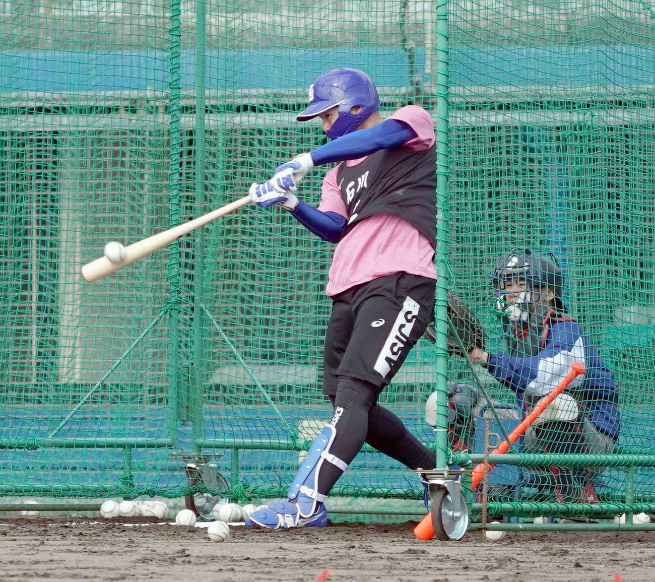 屋外フリー打撃で快音を響かせる中日石川昂弥（撮影・森本幸一）