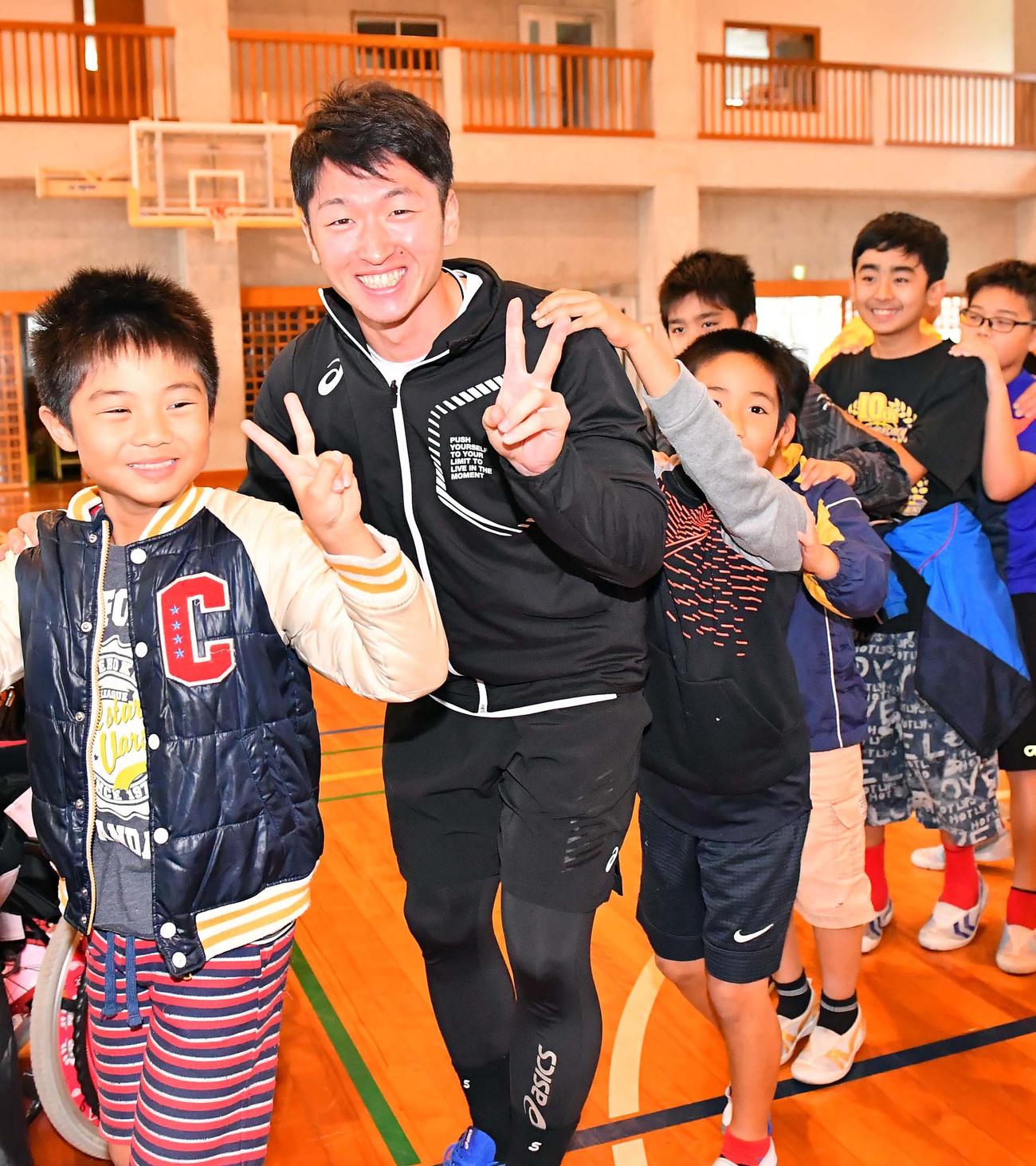 沖縄の小学校を訪問しじゃんけん列車で児童とふれあう阪神・近本光司（撮影・上田博志）