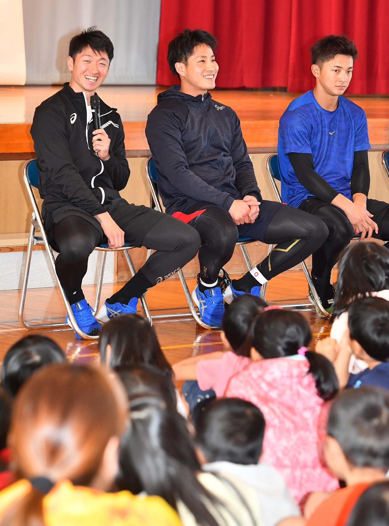 沖縄の小学校を訪問し児童の質問に笑顔で答える左から阪神・近本光司、木浪聖也、熊谷敬宥（撮影・上田博志）