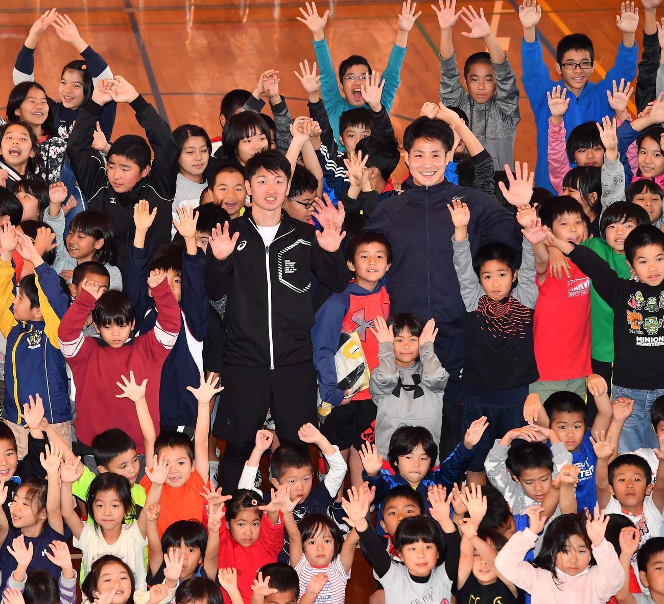 沖縄の小学校を訪問し記念撮影する阪神・近本（左）と木浪（撮影・上田博志）
