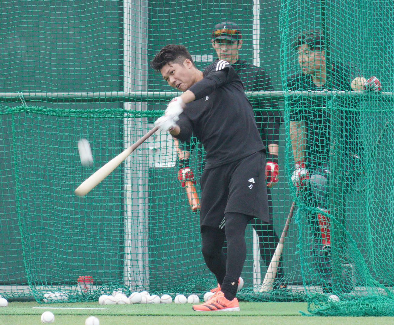 自主トレで打撃練習する巨人坂本勇人。後方は左から陽、炭谷（撮影・加藤諒）