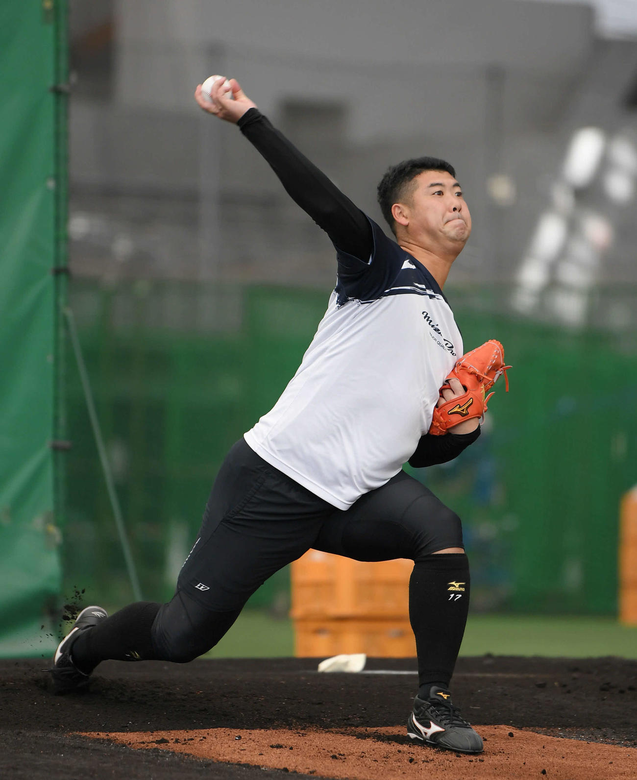自主トレでブルペン入りした巨人大竹（撮影・加藤諒）