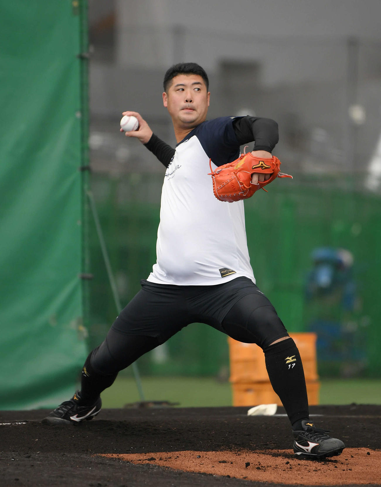 自主トレでブルペン入りした巨人大竹（撮影・加藤諒）