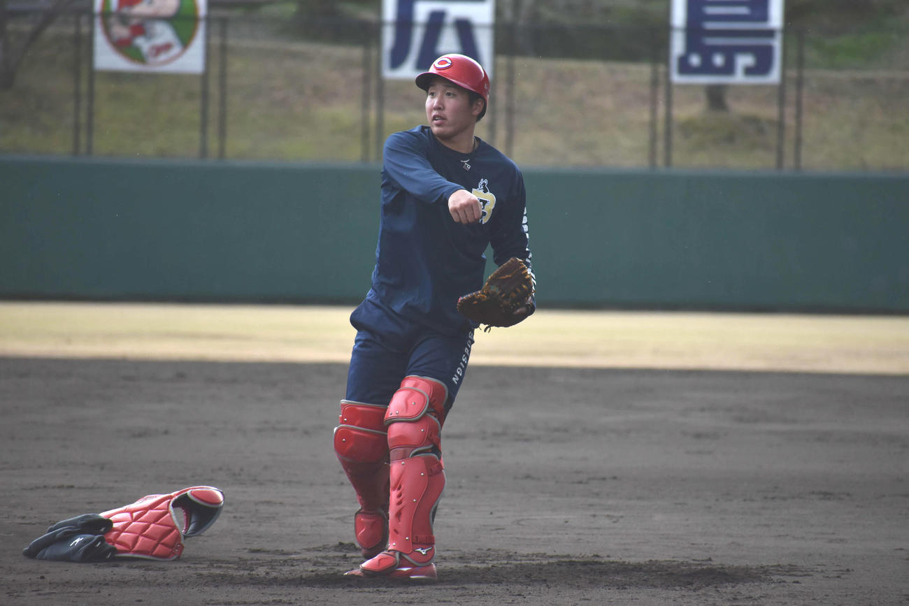 スローイングの確認を入念に行うドラフト5位石原貴（撮影・古財稜明）