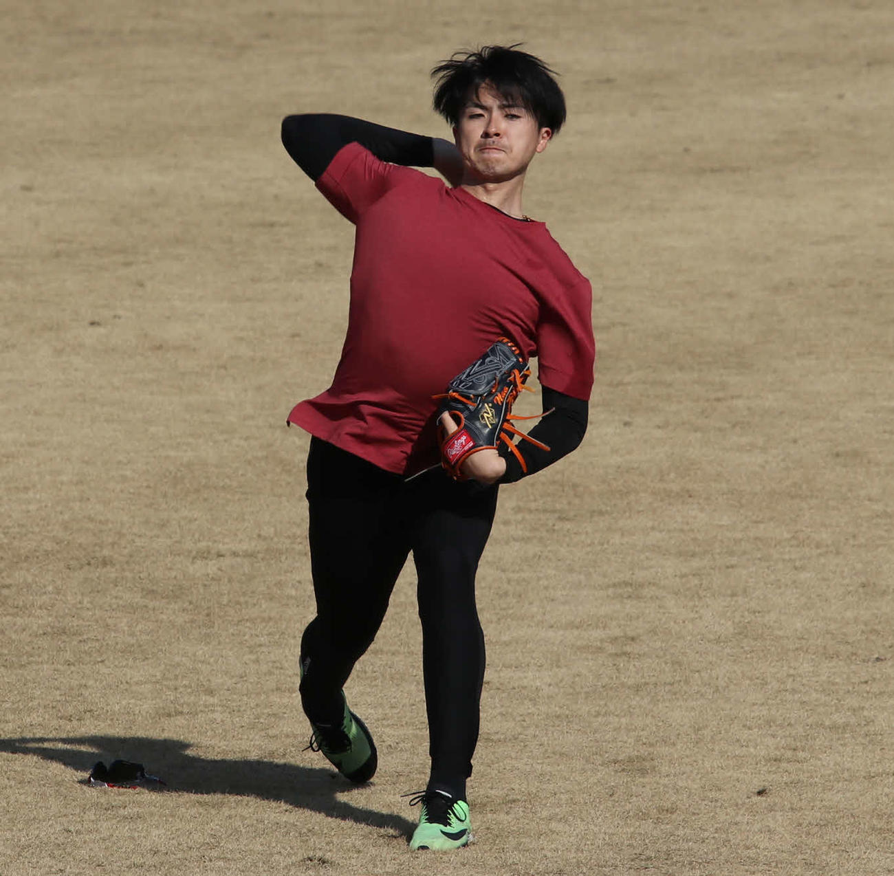 球場でキャッチボールをする日本ハム上沢（撮影・山崎純一）