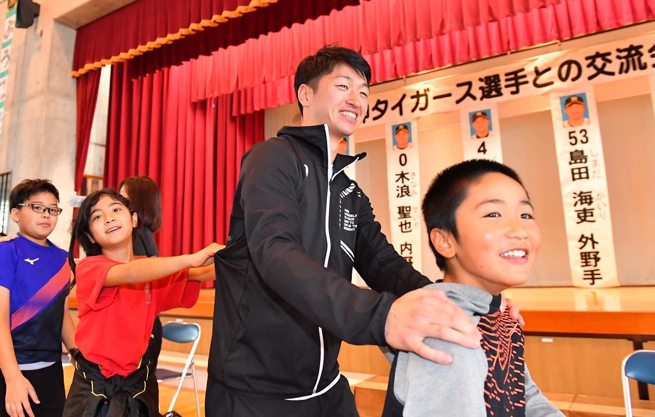 沖縄の小学校を訪問しじゃんけん列車で児童とふれあう阪神・近本光司（撮影・上田博志）