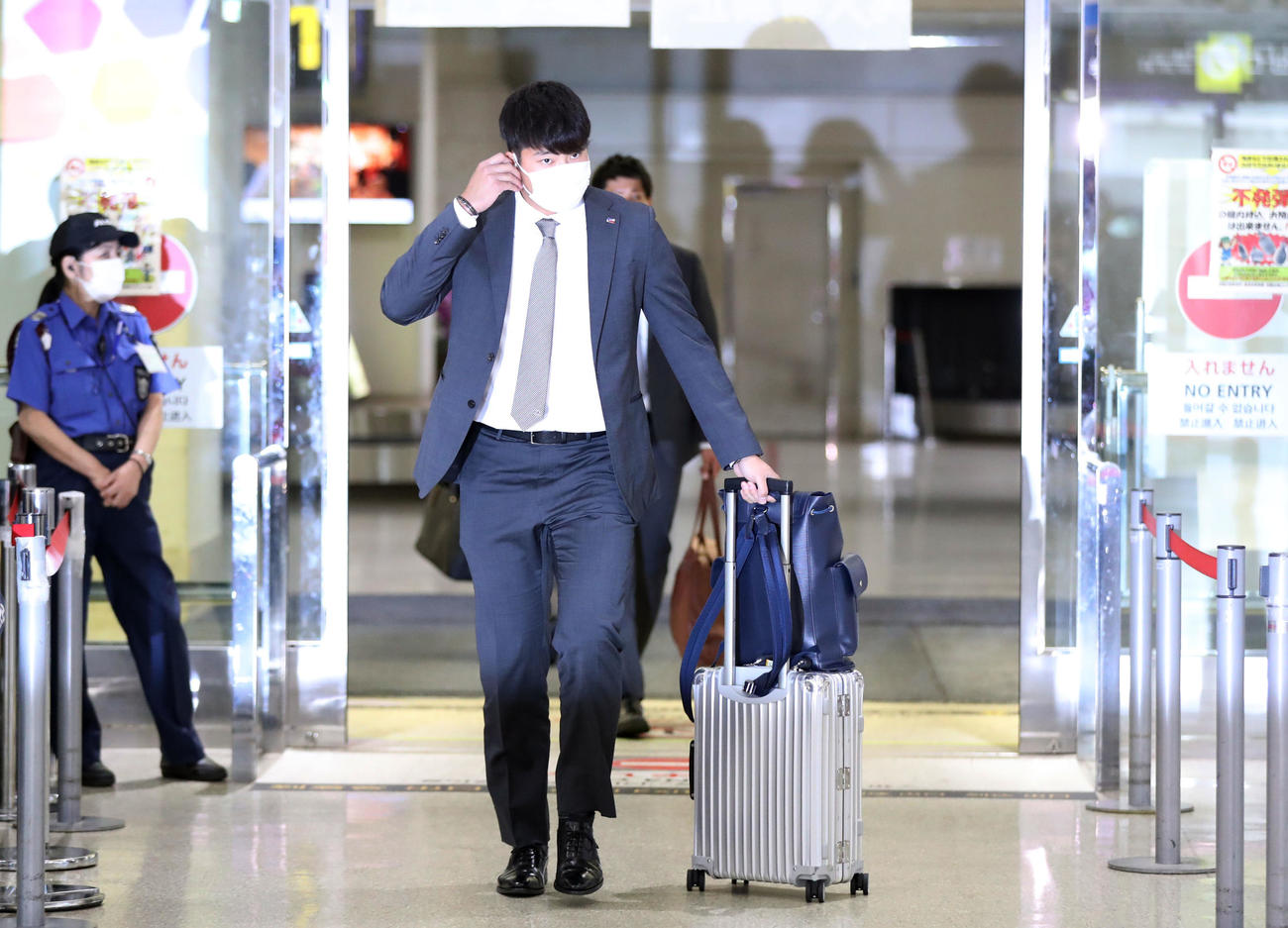 那覇空港に到着する村上（撮影・狩俣裕三）