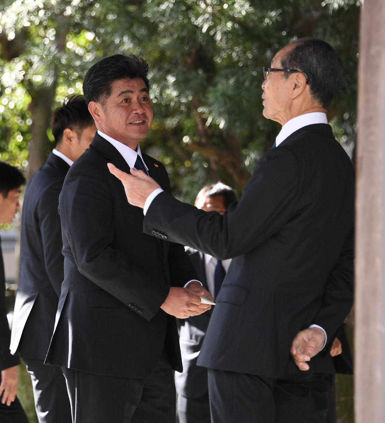 必勝祈願を終え談笑する工藤公康監督（左）と王貞治球団会長（撮影・今浪浩三）
