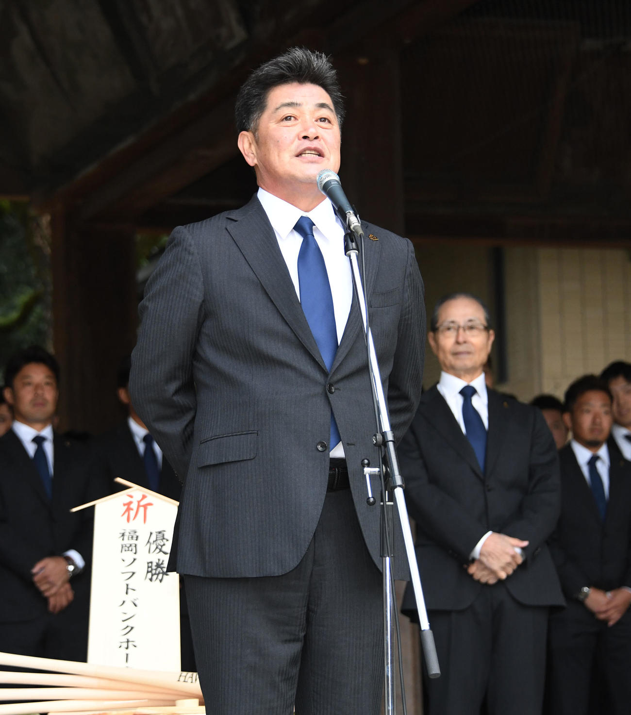 福岡市の筥崎宮で必勝祈願を終え、ファンにあいさつする工藤公康監督（撮影・今浪浩三）