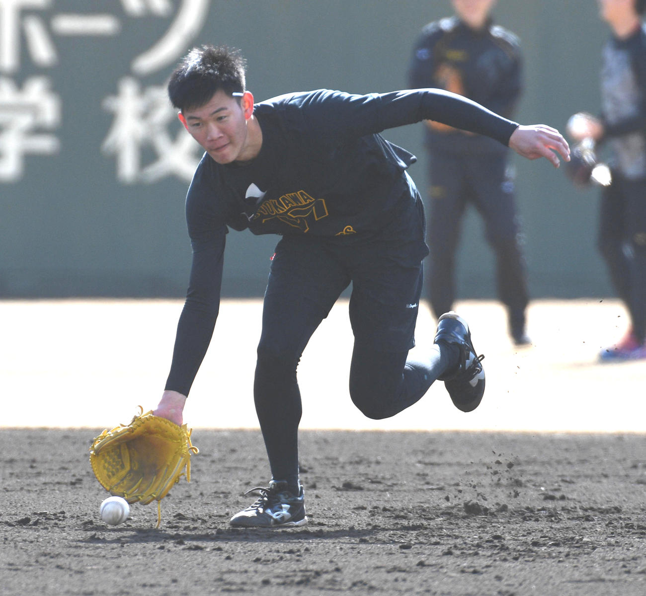 ノックを受ける阪神及川（撮影・渦原淳）