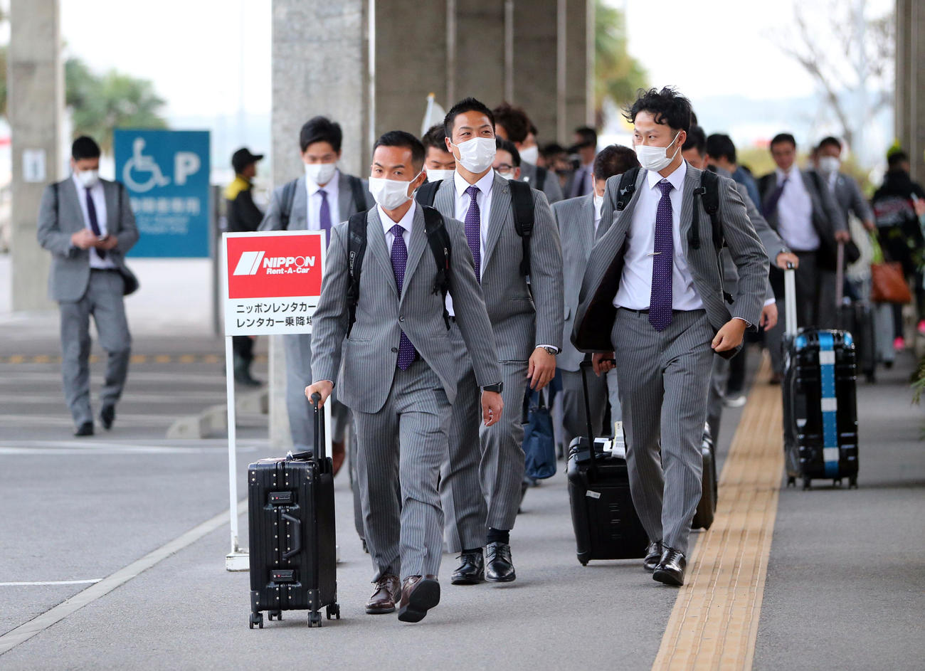 南ぬ島石垣空港に到着しマスク姿で移動バスに向かうロッテ選手、スタッフたち（撮影・垰建太）