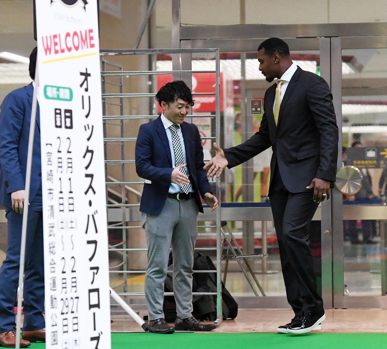 宮崎に到着、地元関係者と握手するオリックスのジョーンズ（撮影・前岡正明）