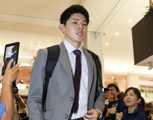 観光客と報道陣の視線を浴びながら新石垣空港に到着したロッテ佐々木朗(2019年1月26日)