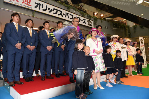 宮崎空港で熱烈な歓迎セレモニーを受けたオリックス(2020年1月30日)