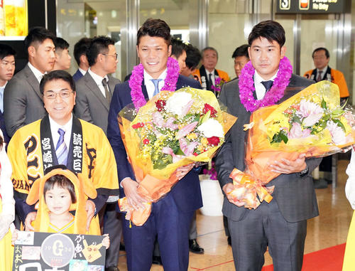 宮崎空港で記念撮影に応じる巨人菅野(右)、坂本主将(中央)、戸敷宮崎市長(左)(2020年1月27日)