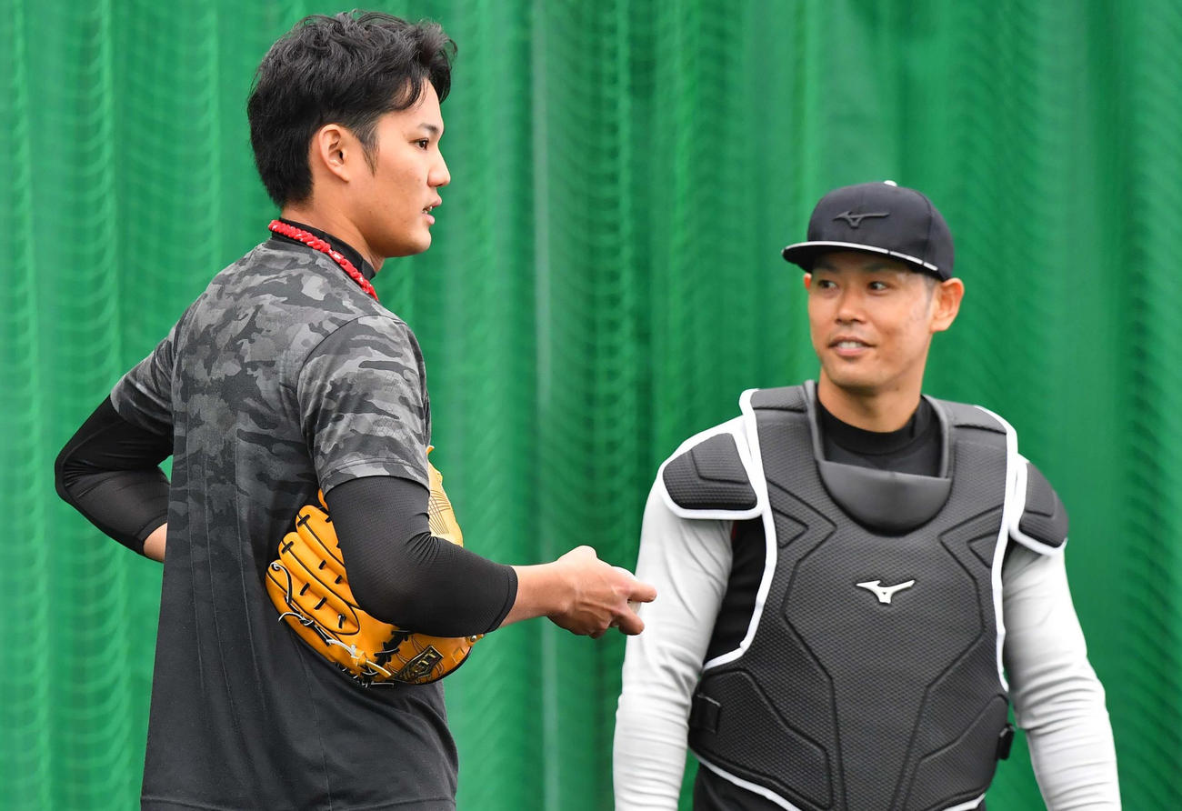 ブルペンで投球練習を終え原口文仁（右）と話す藤浪晋太郎（撮影・上田博志）