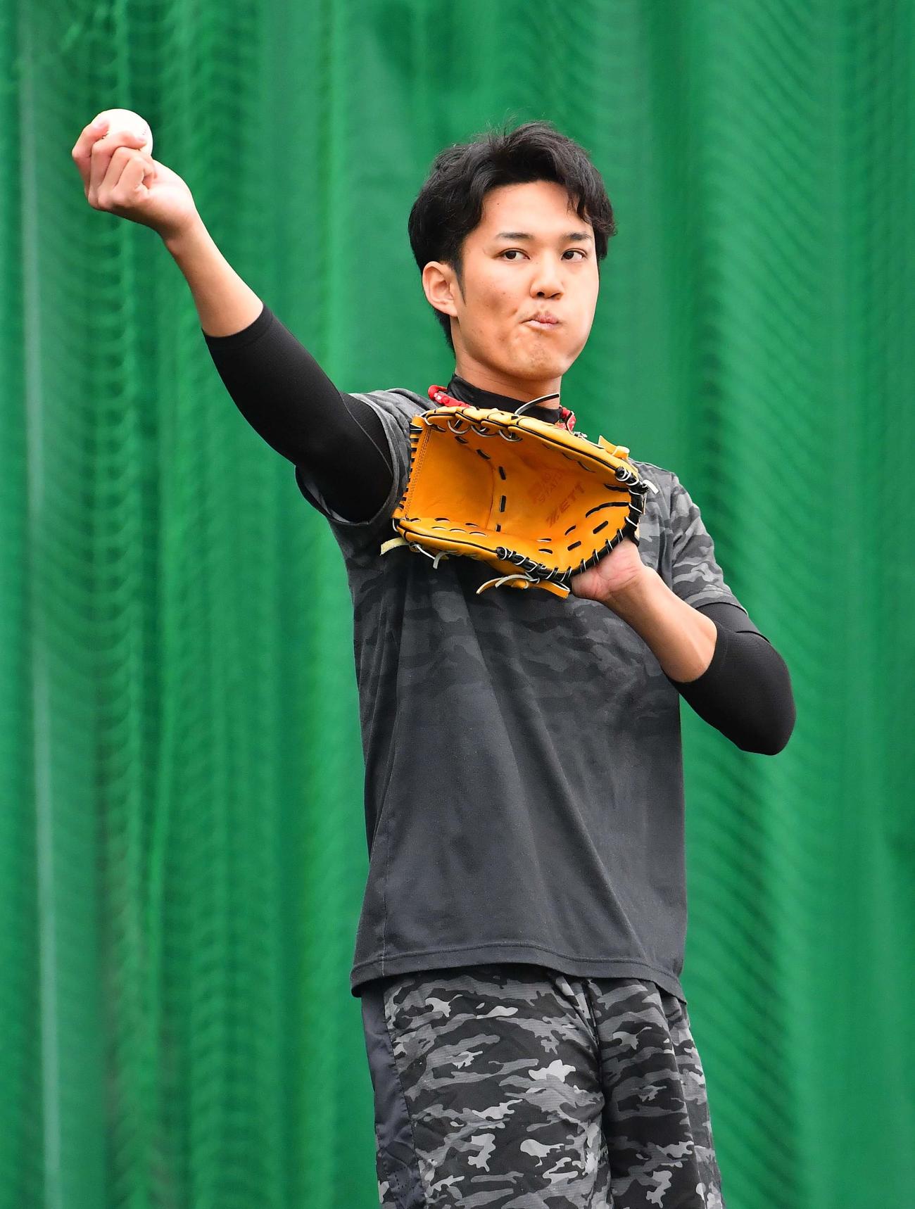 ブルペンで腕の軌道を確認しながら投球練習する藤浪晋太郎（撮影・上田博志）