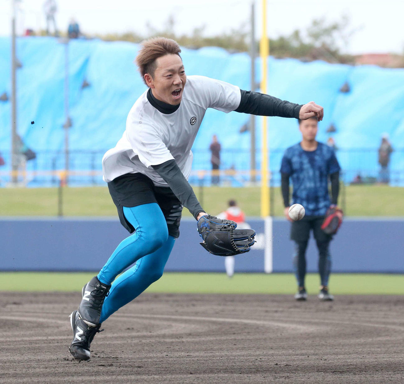 投内連携の練習で本塁にトスする日本ハム宮西（撮影・黒川智章）