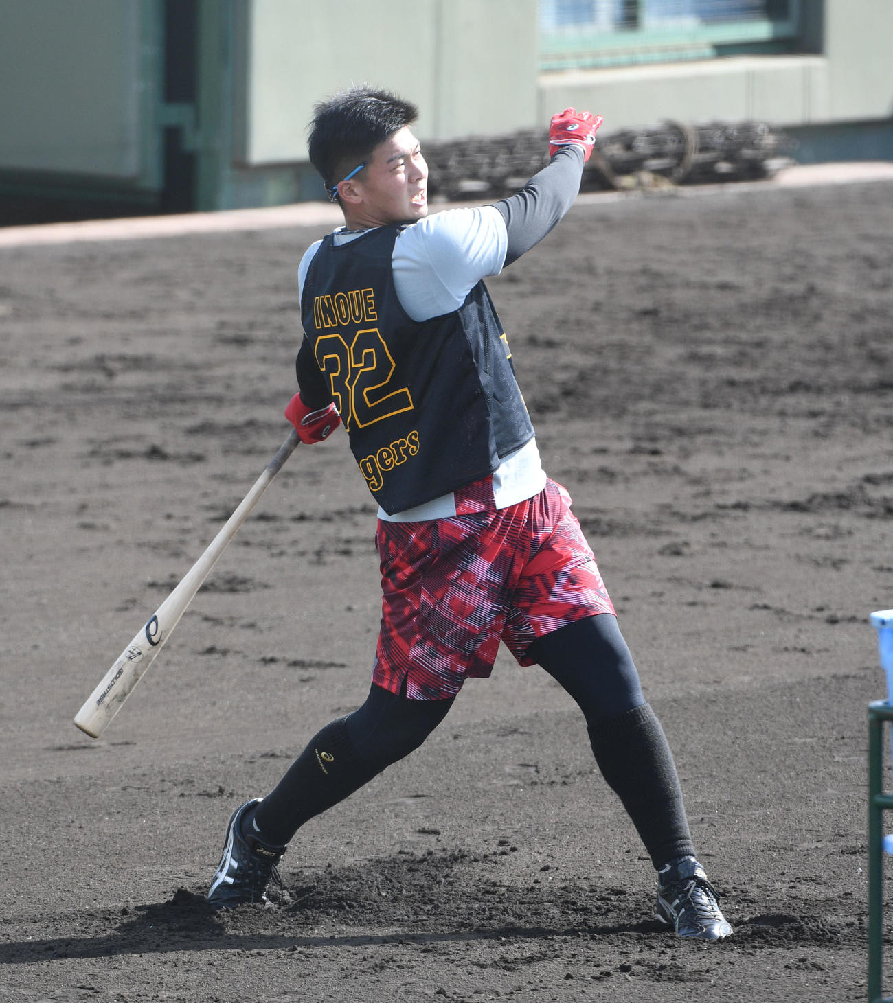 ロングティーで汗を流す阪神井上（撮影・渦原淳）