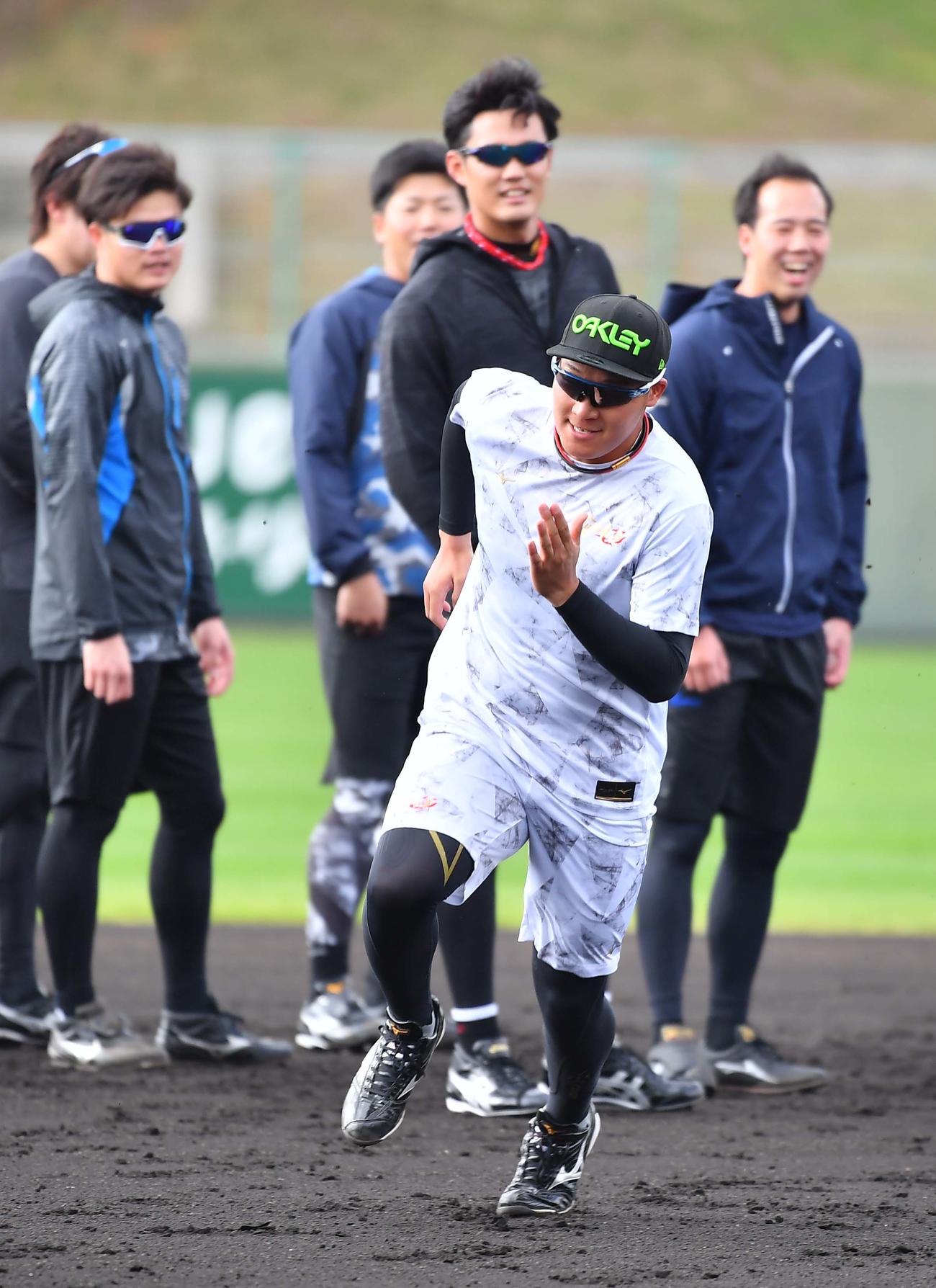 ベースランニングで二塁を回る大山（撮影・上田博志）