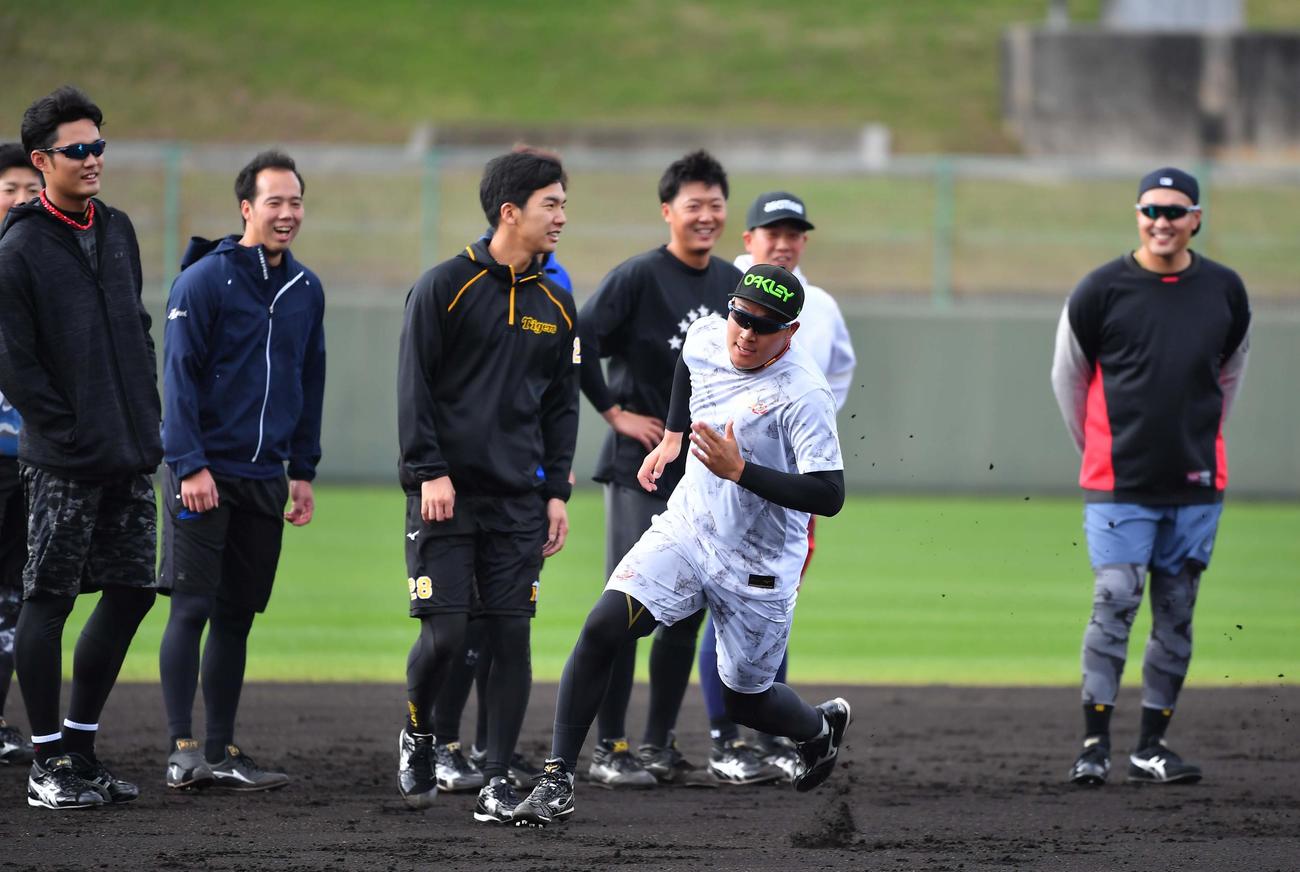ベースランニングで二塁を回る大山悠輔（撮影・上田博志）