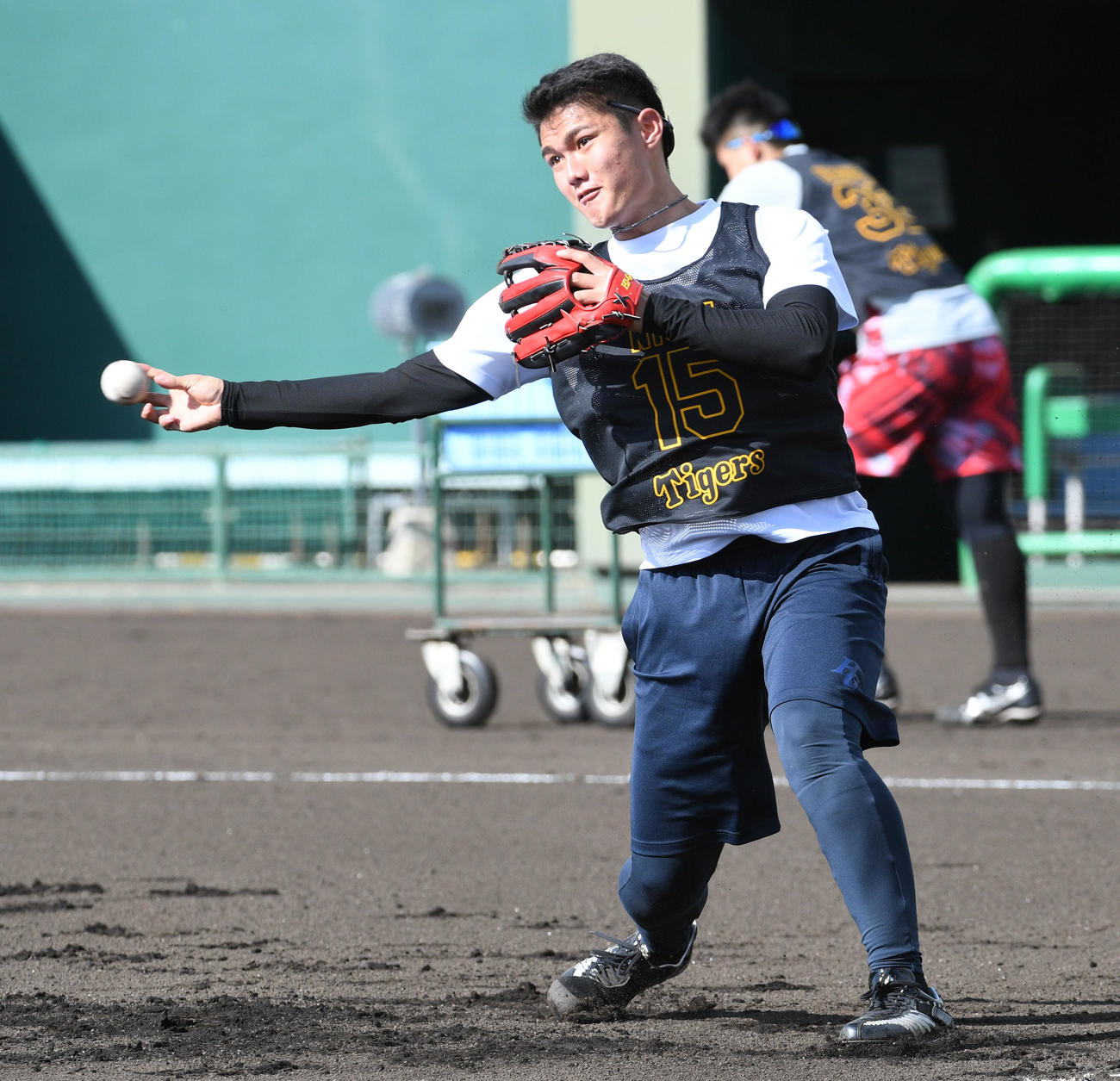 投内連係で西純は三塁に素早い送球を見せる（撮影・渦原淳）