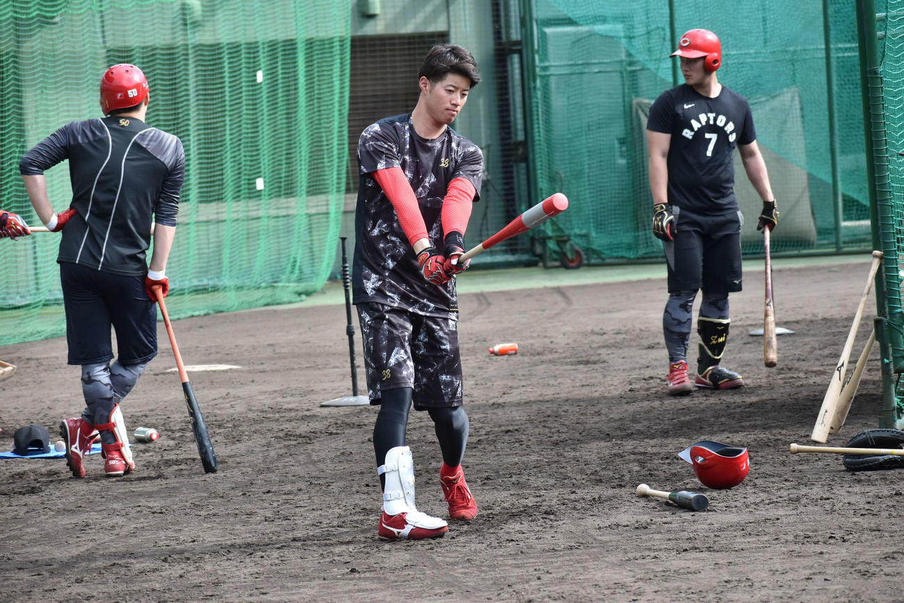 打撃フォームを確認するドラフト2位宇草（撮影・古財稜明）