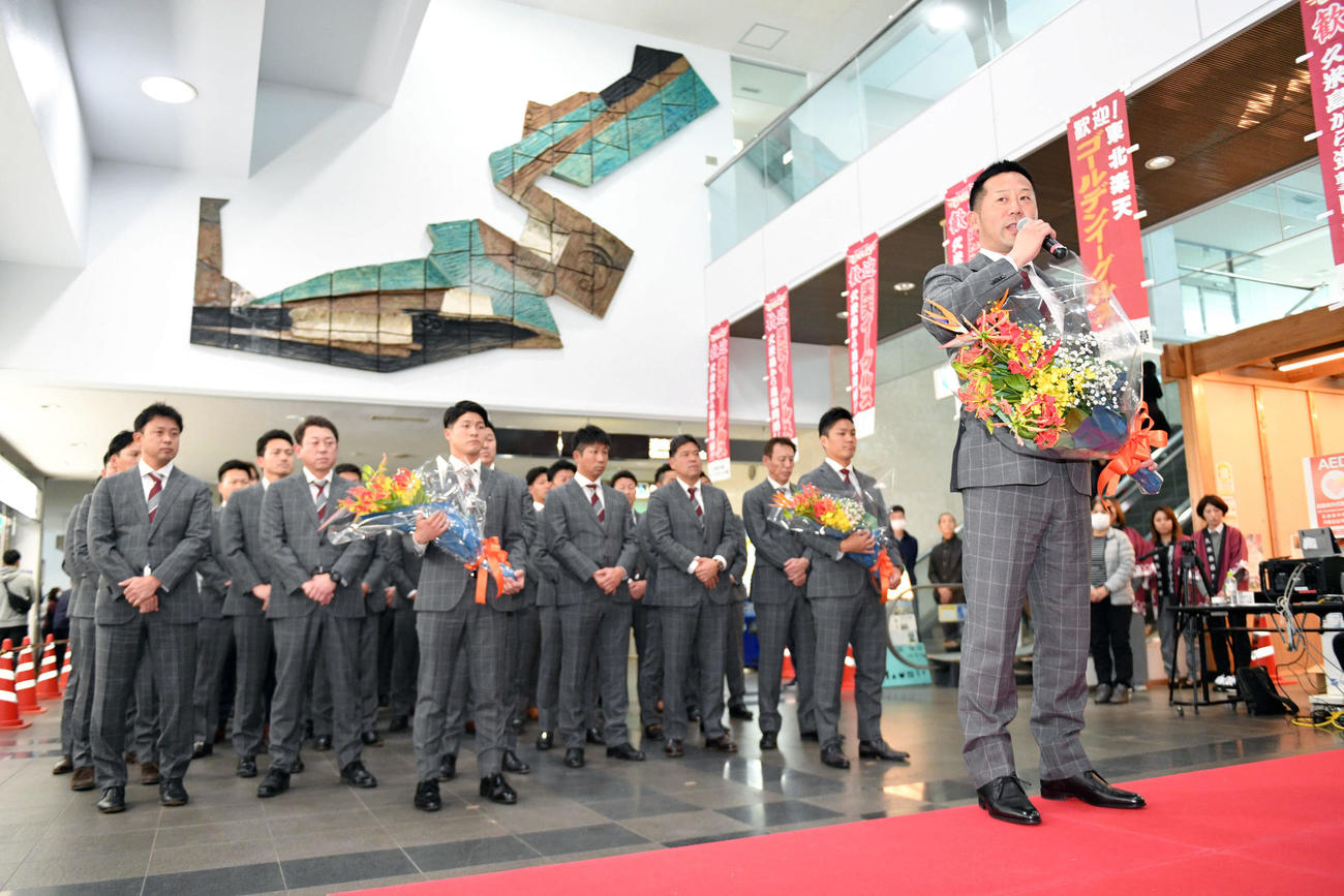 久米島空港に到着しあいさつする楽天三木監督（撮影・滝沢徹郎）
