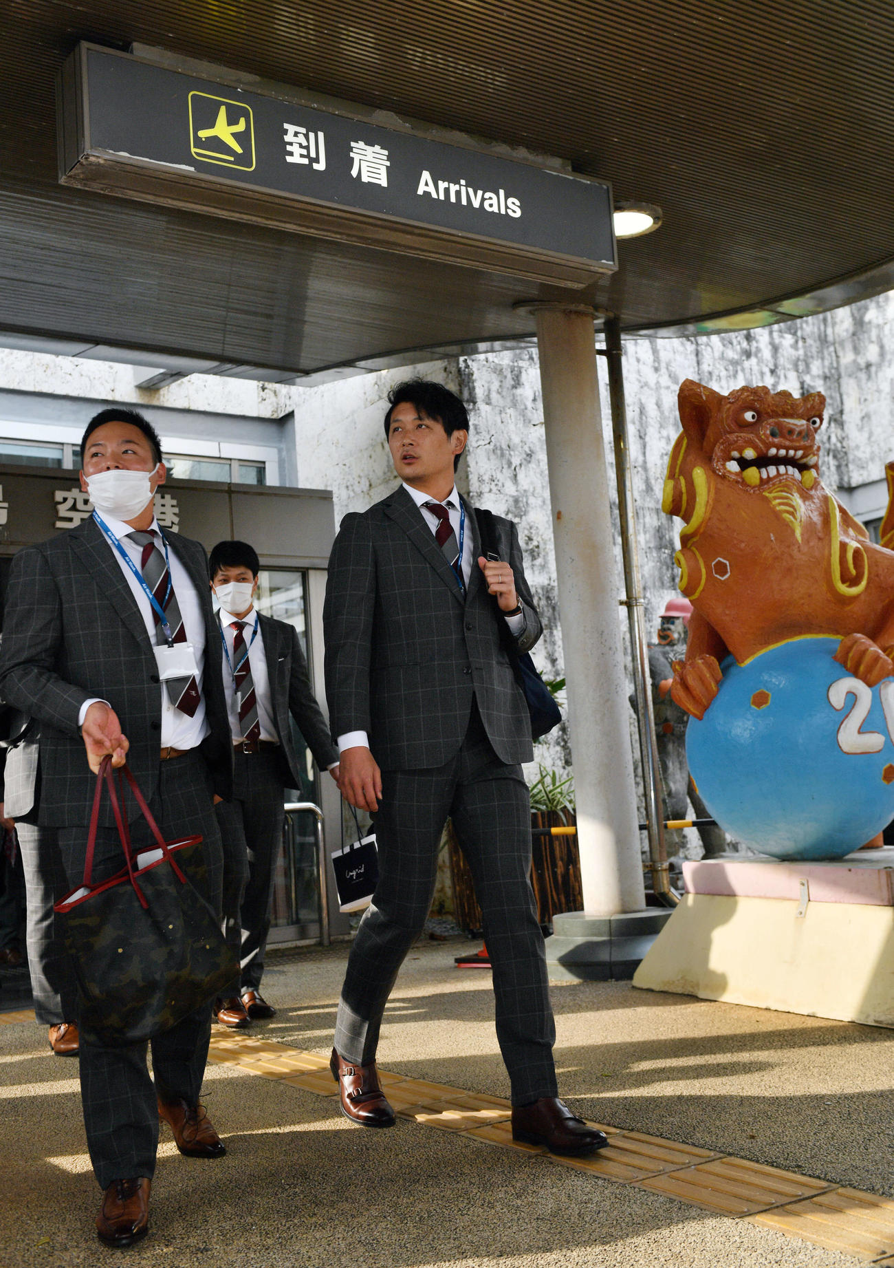久米島空港に到着した楽天松井（手前左）と涌井（手前右）（撮影・滝沢徹郎）