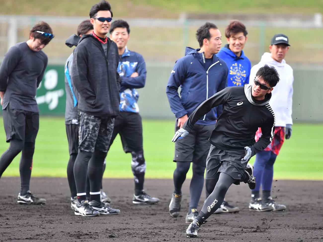 ベースランニングで快足を飛ばす近本光司（撮影・上田博志）