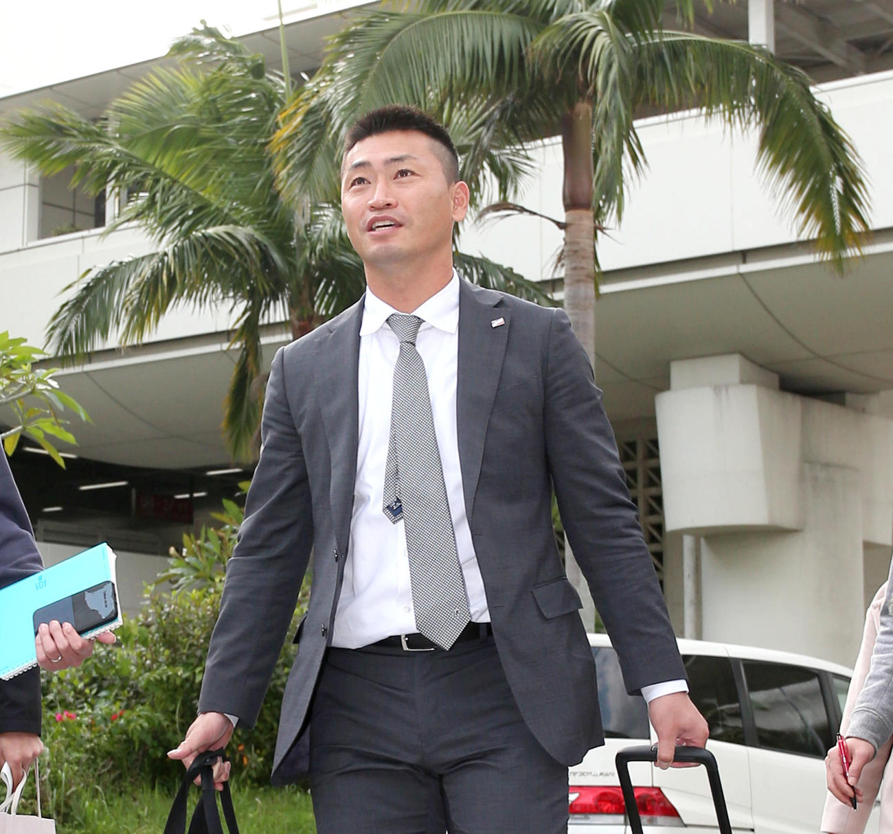 那覇空港に到着しバスへ向かうヤクルト・青木（撮影・上山淳一）