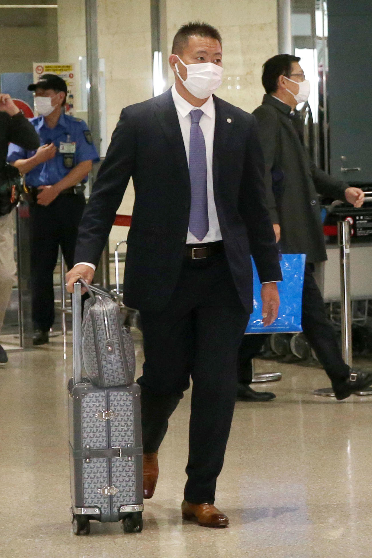 那覇空港に到着した福留（撮影・上山淳一）