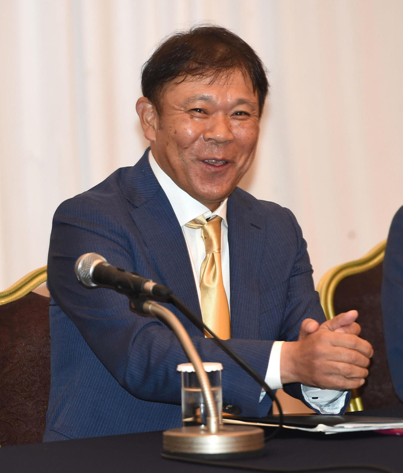 ミーティングで笑顔を見せるオリックス西村監督（撮影・前岡正明）