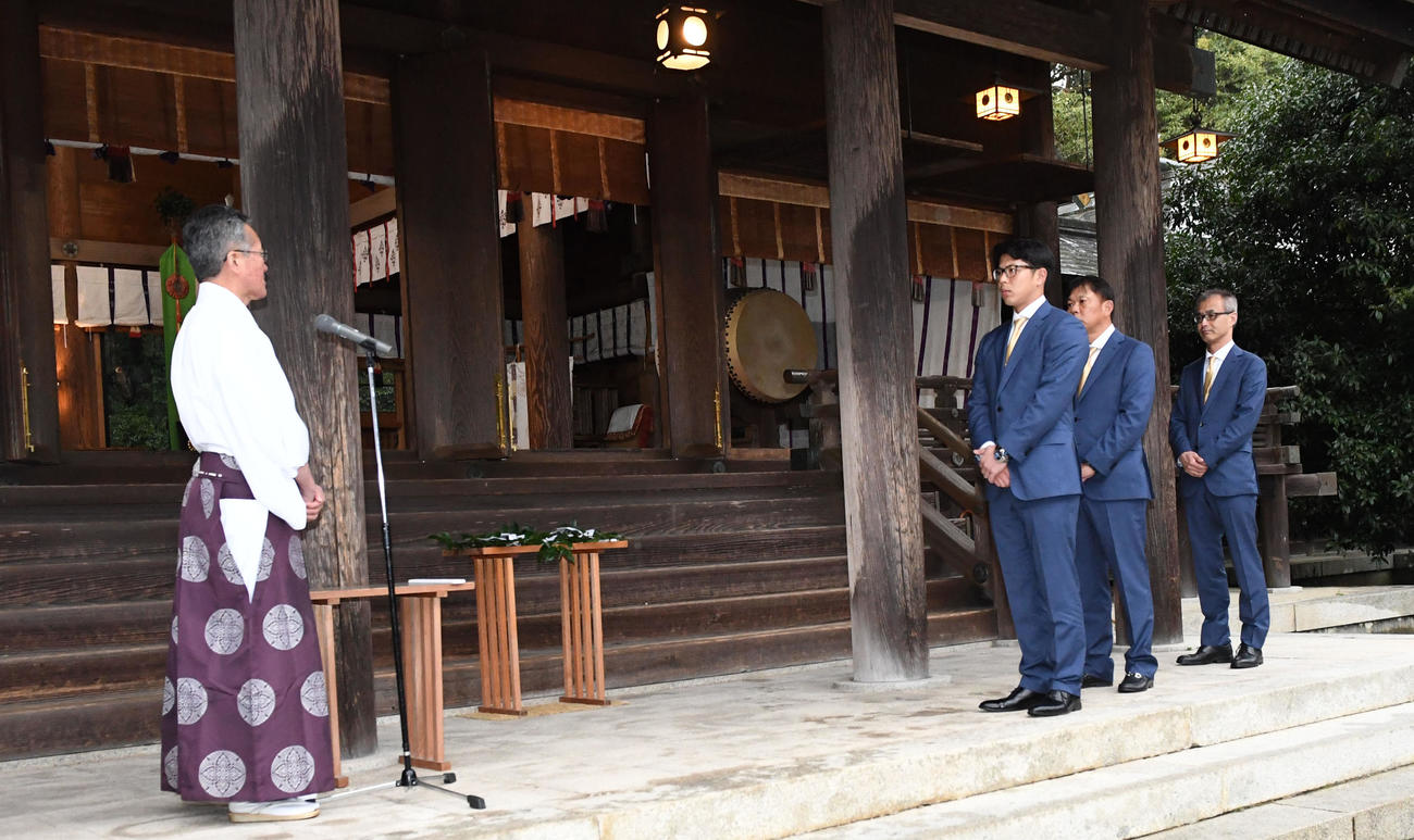 宮崎神宮で必勝祈願を行ったオリックス。中央は西村監督（撮影・前岡正明）