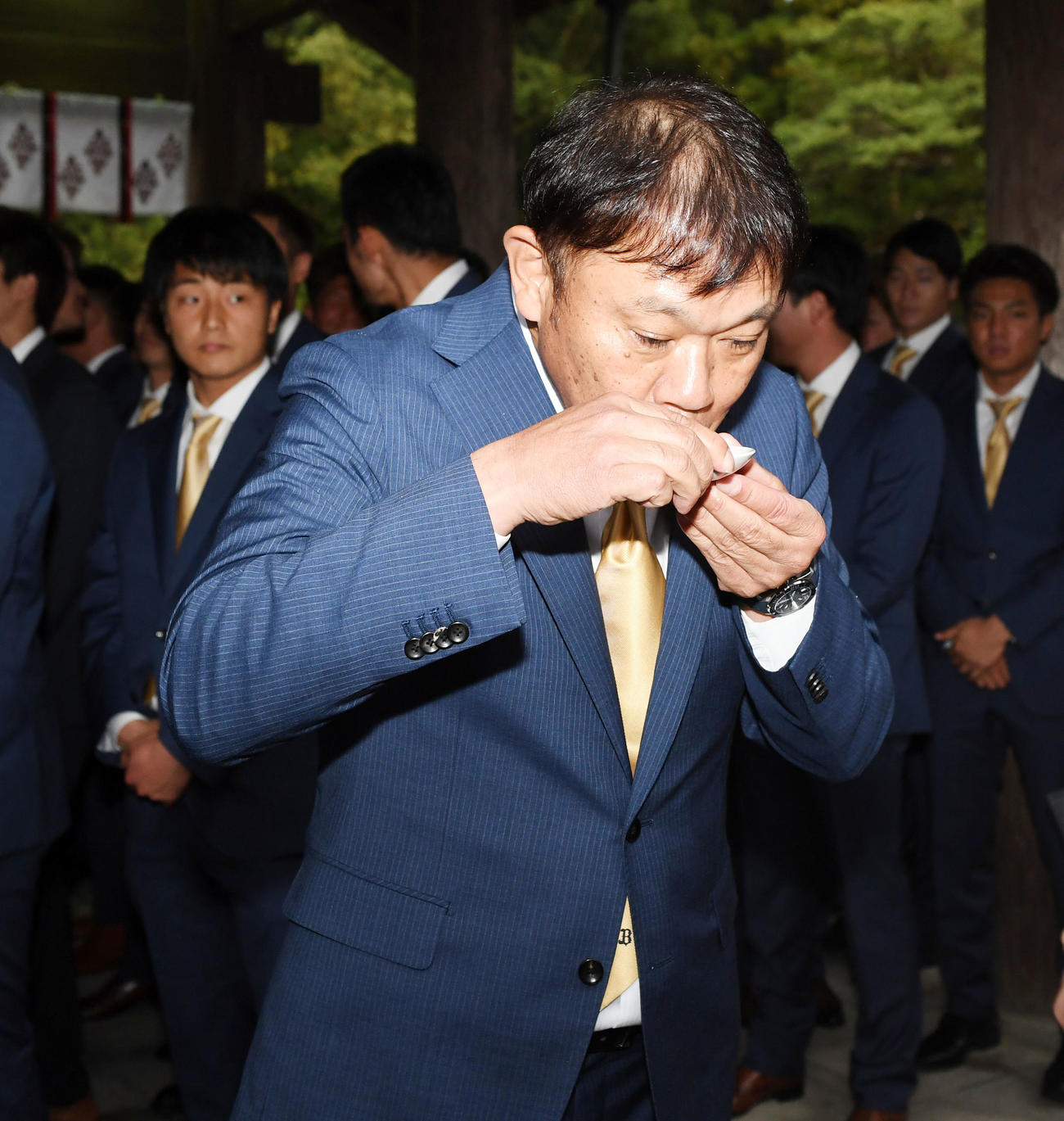 宮崎神宮で必勝祈願をおこないお神酒をいただくオリックス西村監督（撮影・前岡正明）