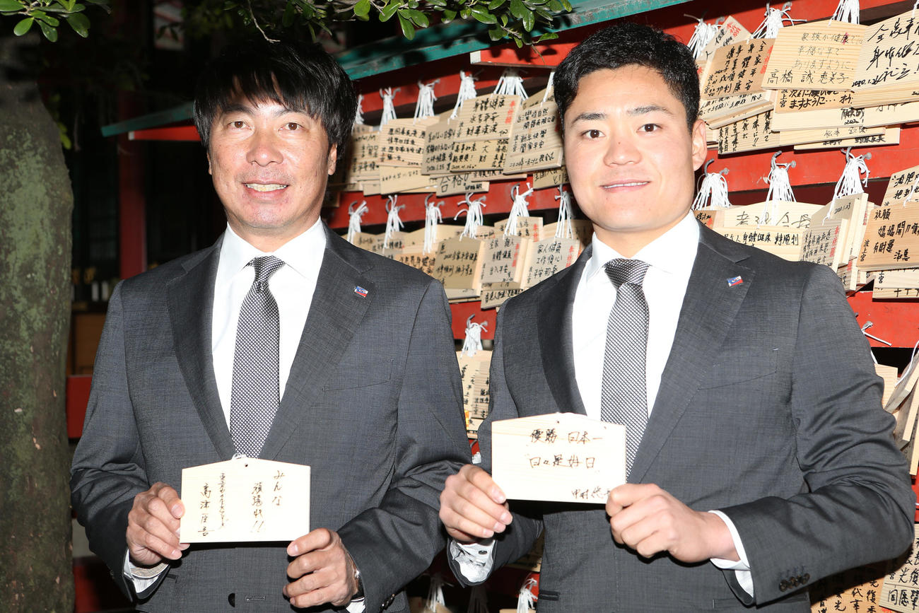 那覇市内の波之上宮で必勝祈願後、絵馬に「みんな　頑張れ!!」の文字を書いた高津監督（左）と中村選手会長（撮影・狩俣裕三）