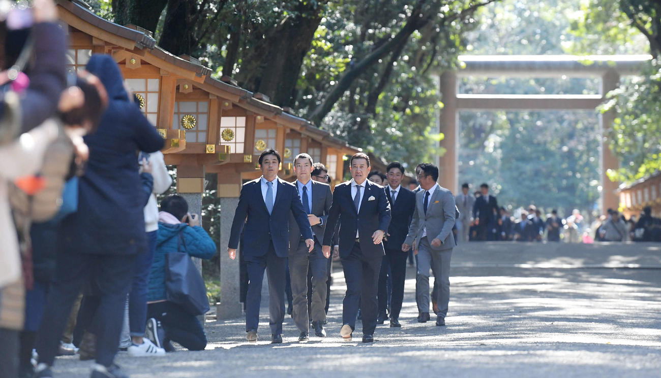 宮崎神宮の参道を歩く原監督（手前右）ら巨人ナイン（撮影・加藤諒）