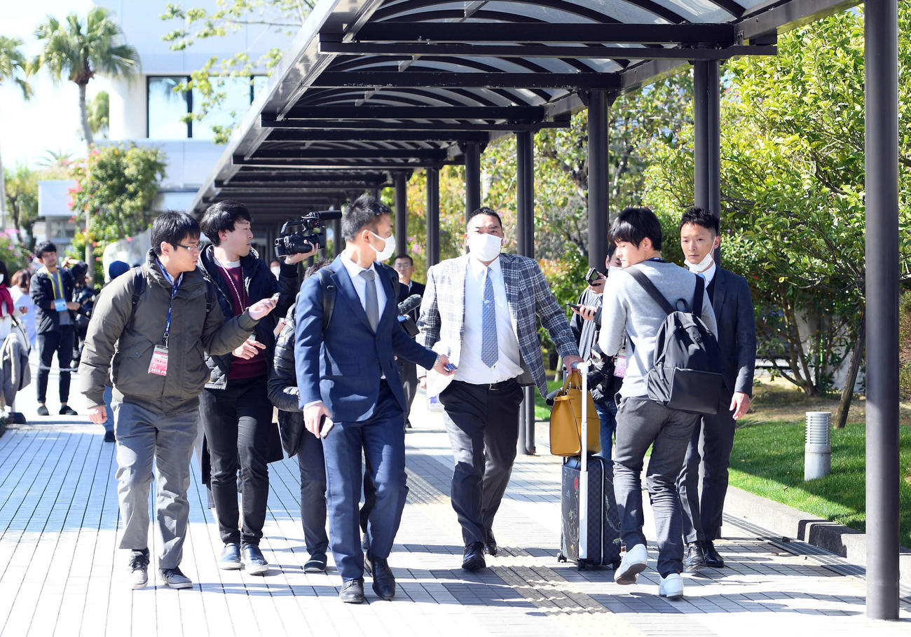宮崎入りした巨人阿部2軍監督（中央）（撮影・たえ見朱実）